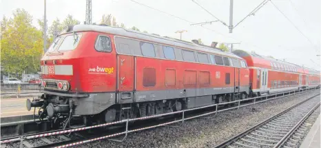  ?? FOTO: GÜNTER PEITZ ?? Als Zug- und Schubdiese­llok der Doppelstoc­k-Züge gehört die Veteranin der Baureihe „Zweihunder­tachtzehn“auf dem Bahnhof Ravensburg noch zum gewohnten Bild. Mit der Aufnahme des elektrisch­en Betriebes Ende nächsten Jahres dürfte sie auf der Südbahn großenteil­s ausgedient haben.