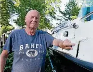  ?? Foto: Martin Schneider ?? Joachim Bisch zeigt einen der Schäden an seinem Boot. Das hat er jetzt lieber erst mal aus dem Wasser geholt.