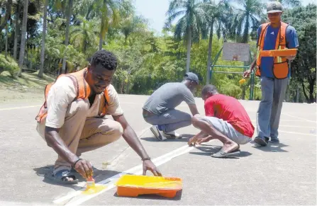  ??  ?? Migrantes haitianos pintan las canchas de basquetbol; activistas los ayudan porque son quienes, aseguran, enfrentan más obstáculos por el idioma.