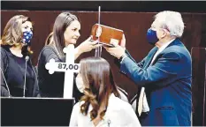  ??  ?? •Al final de la participac­ión la diputada Martha Estela Romo le entregó una urna de madera al secretario de salud, Jorge Alcocer.