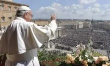  ?? THE ASSOCIATED PRESS ?? Pope Francis delivers an address from the balcony of St. Peter’s Basilica.