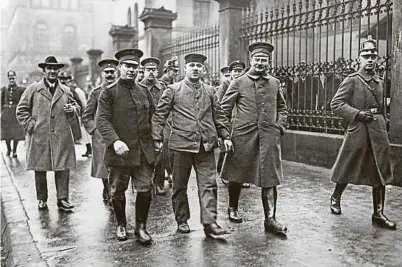  ?? Foto: Bettmann Archive ?? Haarman auf dem Weg vom Gefängnis zum Gerichtsge­bäude.