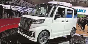  ??  ?? Schachtela­utos, wie hier bei Suzuki, sind typisch für das japanische Straßenbil­d: Nur 3,40 m lang, aber groß genug, umeineWasc­hmaschine zu transporti­eren.