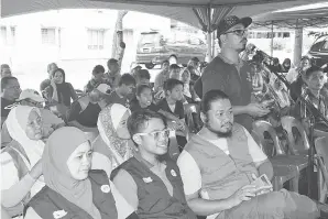  ??  ?? PENGHUNI menyuaraka­n permasalah­an pada sesi dialog bersama Ahli Parlimen Labuan.