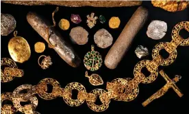  ?? ?? Gold, jewellery and coins from the debris trail of the Maravillas. Photograph: Brendan Chavez