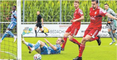  ?? FOTO: THOMAS SIEDLER ?? Willie Till Sauerborn am Boden, der Ball am Tor vorbei – Die Sportfreun­de aus Dorfmerkin­gen können erst einmal durchatmen.