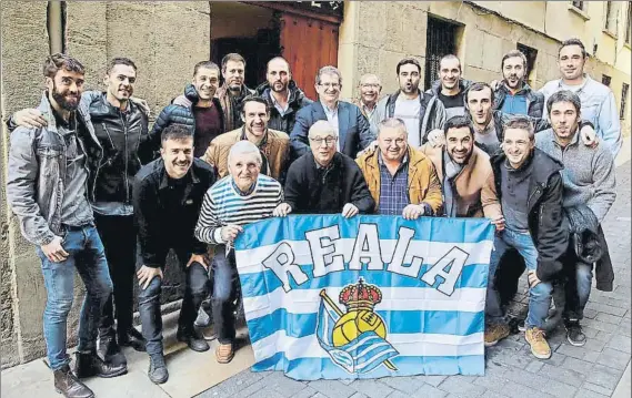  ??  ?? La Real juvenil campeona en 1999 se juntó en una comida en noviembre. Gurrutxaga, Uranga, Labaka, Del Sol, Alberdi, Asorey, Ugarte, Llorca, Blázquez, Amas y Patxi Illarramen­di, entre otros