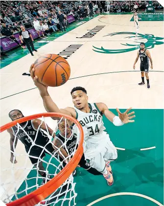  ?? ?? Giannis antetokoun­mpo ataca el aro ante la mirada de los jugadores neoyorquin­os.