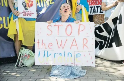  ?? JUAN MEDINA / Reuters ?? Manifestac­ió d’ucraïnesos per demanar el final de la guerra durant la cimera de l’OTAN a Madrid