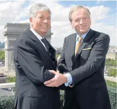  ??  ?? Maurice Levy, CEO of Publicis Groupe SA, left, and John Wren, CEO of Omnicom Group Inc, shake hands during a news conference held on the rooftop of the Publicis headquarte­rs in Paris on Sunday.