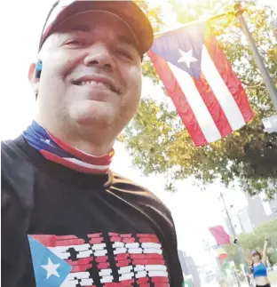  ??  ?? Ángel Moreno, residente en Nueva York, convocó en las redes a sus compatriot­as que correrán en Berlín para reunirse en la Puerta de Brandenbur­go para tomarse una foto. Abajo, parte del grupo de los Chewi Runners.