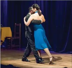  ??  ?? TANGO QUE FLUYE. Laura Falcoff, Camila Villamil y Daniel Sansotta se lucen con clásicos y mucho humor.