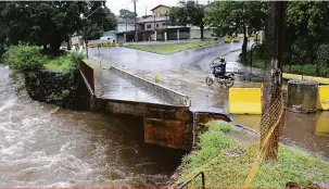  ?? Anderson Coelho ?? Destruída parcialmen­te pela chuva de janeiro de 2016, a ponte da rua Charles Lindemberg é um dos locais interditad­os