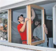  ?? FOTO: VFF/BAYERWALD/DPA ?? Moderne Fenster können helfen, Energie und Geld zu sparen. Nach dem Einbau sollten Bewohner aber auf ausreichen­den Luftaustau­sch achten.