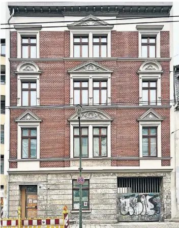  ?? FOTOS (5): RUHNAU ?? Die Baugenehmi­gung für das Haus an der Martinstra­ße 9 wurde im Jahr 1895 erteilt. Unter den Fenstern in der Mitte schimmert noch der Brauerei-Schriftzug durch.