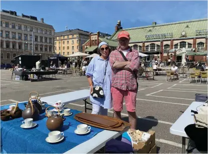  ?? FOTO: ELLEN FORSSTRÖM ?? Paula och Ilmo Uotila har sålt på Sandvikens sommarlopp­marknad i 16 år. Ifall kunderna inte syns i år kommer paret åka i väg till stugan i stället.