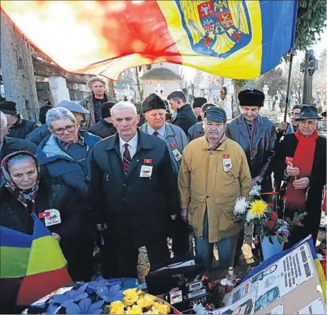  ??  ?? Nostálgico­s del comunismo se reunieron el 25, como cada año, junto a la tumba de Ceausescu