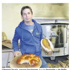  ??  ?? Clément Tauzia, paysan boulanger, à « La Fermette » de Bellefonta­ine.