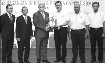 ??  ?? Syed Zainal Abidin (third right) presents a memento to Awang Tengah. Also seen are Sarudu (second left) and Ibrahimnud­din (second right). — Photo by Muhammad Rais Sanusi