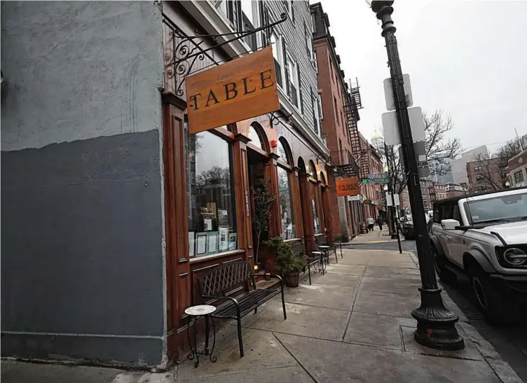  ?? SUZANNE KREITER/GLOBE STAFF ?? Outside Table in the North End.