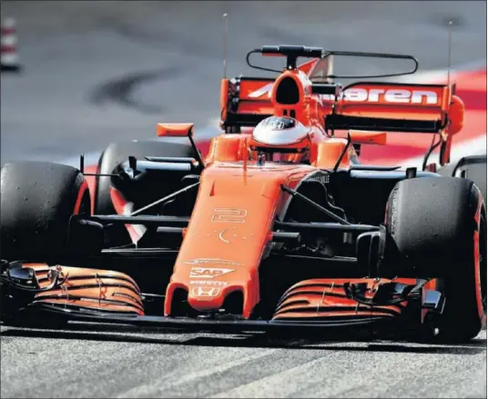  ??  ?? OPTIMISMO. McLaren pudo completar una satisfacto­ria jornada de test en Bahréin que ilusiona a su director deportivo, Eric Boullier.