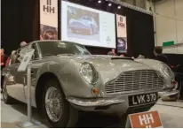  ??  ?? Siguiendo costumbres. El lote más caro de la subasta de H&amp;H Auctions en Duxford fue un «típico» Aston Martin DB6 color plata de 1966 vendido por 235.750 libras.