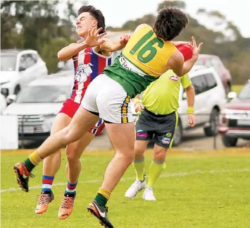  ?? ?? Phillip Island’s Lucas Chihotski and Garfield’s Riley Walker collide in the under 18s. Photograph­s by AMANDA EMARY.