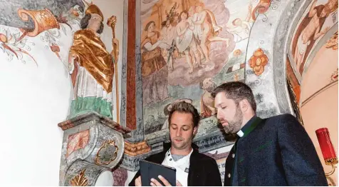  ?? Foto: HWK Schwaben ?? Immer mit dem iPad in der Hand: Oliver Stöhr (links) spricht mit Pfarrer Benjamin Beck aus Altenstadt über Kirchensic­herung.