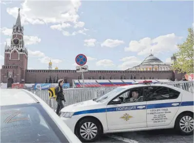  ?? Maxim Shipenkov / Efe ?? Un vehicle policial davant el recinte del Kremlin, ahir a Moscou.