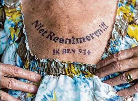  ?? Foto: Michel Porro, Getty Images ?? Diese Form des letzten Willens hat das niederländ­ische Gesundheit­sministeri­um als rechtlich zulässig erklärt. Die Frau hat sich auf ihr Dekolleté die Worte tätowieren lassen: „Nicht reanimiere­n!!! Ich bin 91.“Sie darf damit selbst über das Ende ihres...