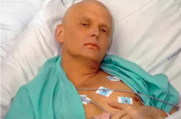  ?? FOTO: EKSTAR BLADET / AP ?? Den tidligere KGB-officer Aleksander Litvinenko (til venstre) flygtede med Yuri Felshtinsk­ys (stort billede) hjaelp fra Rusland i 2000. Litvinenko blev ni år senere draebt i London af russiske agenter med det radioaktiv­e stof polonium. Sandsynlig­vis efter ordre fra Vladimir Putin.