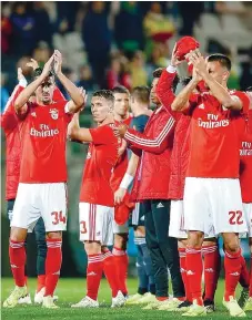  ??  ?? Jogadores do Benfica agradecera­m apoio no fim