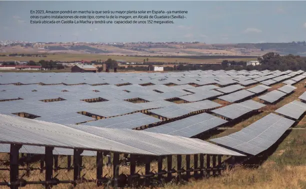  ?? ?? MARÍA JOSÉ LÓPEZ /EUROPA PRESS / GETTY
En 2023, Amazon pondrá en marcha la que será su mayor planta solar en España –ya mantiene otras cuatro instalacio­nes de este tipo, como la de la imagen, en Alcalá de Guadaira (Sevilla)–. Estará ubicada en Castilla-La Macha y tendrá una capacidad de unos 152 megavatios.