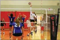  ?? THOMAS NASH - DIGITAL FIRST MEDIA ?? Boyertown’s Taylor Jones rises up to return a shot during Thursday’s game against Norristown.