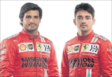  ?? FOTO: FERRARI ?? Carlos Sainz y Charles Leclerc, con el nuevo mono de carreras de Ferrari para 2021