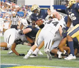  ?? PAUL W. GILLESPIE/CAPITAL GAZETTE ?? Navy fullback Nelson Smith looks to score in the third quarter against Lehigh on Saturday.