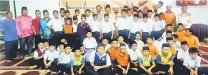  ??  ?? SOLAT HAJAT: Murid-murid SK Bintulu menyertai program solat hajat dan bacaan Yassin bersama Abdul Rahman, Ashmaidi (berdiri tengah) dan yang lain.