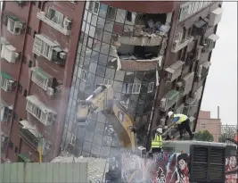  ?? CHIANG YING-YING THE ASSOCIATED PRESS ?? Workers begin demolition of collapsed building two days after a powerful earthquake struck, in Hualien City, Taiwan, on Friday.