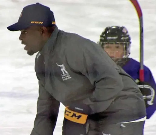  ?? CAPTURE D’ÉCRAN TVA SPORTS ?? L’ancien défenseur du Canadien P.K. Subban était présent à une école de hockey dans la région de Montréal, hier.