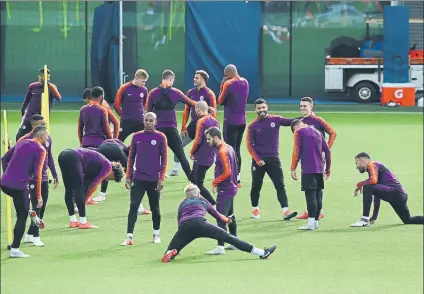  ?? FOTO: GETTY ?? Los jugadores del Manchester City se ejercitaro­n en Alemania en un ambiente distendido pese a la derrota de la primera jornada