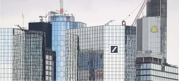  ?? DPA-BILD: DEDERT ?? Wachsen sie bald zusammen? die Zwillingst­ürme der Deutschen Bank und die Zentrale der Commerzban­k in Frankfurt/Main