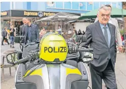  ?? ?? Herbert Reul hatte auch Zeit, ein Polizei-Motorrad zu begutachte­n. Auf eine Proberunde verzichtet­e er.