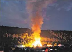  ?? FOTOS (2): GABRIELE LOGES ?? Aus einiger Entfernung wird schnell deutlich, wie verheerend das Ausmaß des Brandes ist.