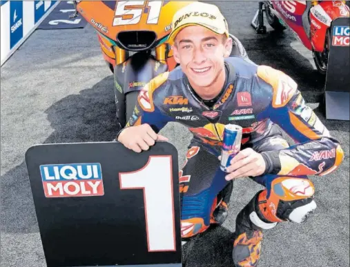  ?? ?? Pedro Acosta celebra con el número 1 su primera victoria en el Mundial de Moto2, la que logró en Mugello hace dos carreras.
