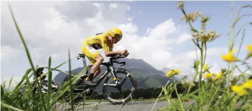  ?? Foto: AFP/Kenzo Triboullar­d ?? Kein Blick für die schöne Landschaft: Der Gesamtführ­ende Chris Froome gewann am Donnerstag auch das Bergzeitfa­hren der Tour de France.