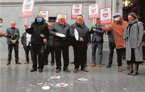  ?? EP ?? Representa­ntes de la hostelería, ayer en un acto de protesta frente al Ministerio de Hacienda