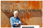  ??  ?? WEINKENNER Professor Wolfgang Reitzle vor dem Schriftzug seines Weingutes