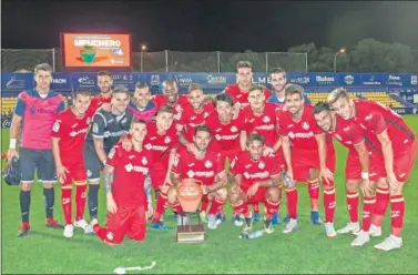  ??  ?? GANADOR. El Getafe posa con el trofeo Puchero que ganó en Santo Domingo.