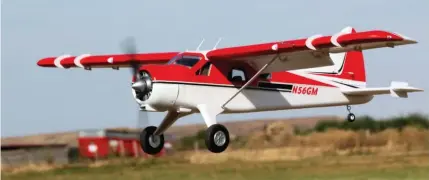  ??  ?? Volets baissés, la vitesse d’évolution est ridicule et l’espace de vol est très réduit : impression­nant pour une machine de 2 m d’envergure.