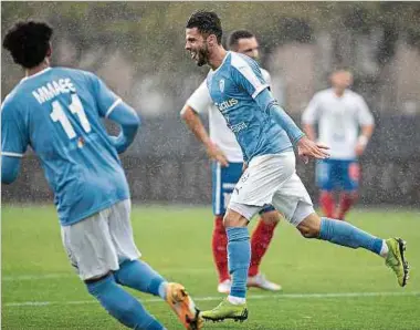  ?? Photos: Christian Kemp ?? Jérôme Simon vole sous la pluie. Un but et une passe décisive et demie au compteur.